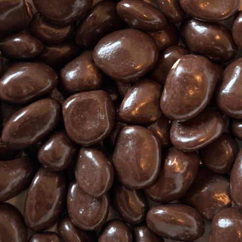 Amandes enrobées de chocolat noir à saveur de framboise